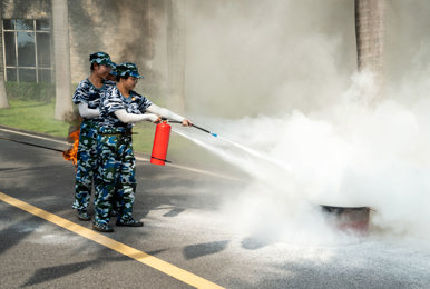 我校举行2025级新生消防安全培训与应急避险演练